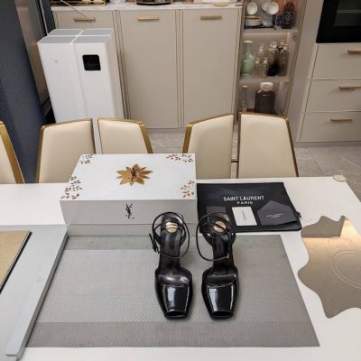 SAINT LAURENT ” SYL圣罗兰 顶级版本25SS众明星网红追捧的坡跟斜高跟，方头绑带小鱼嘴凉鞋。SYL 2025官方VIP 贵宾版金花磁铁盒 认清