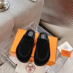 H家 勃肯拖鞋，春夏百搭款，随意且高级的感觉，穿着舒适度也很棒，丑萌丑萌的大头设计更多了一份俏皮感，憨憨可爱，短裤长裤都好搭配，也可搭配各种彩色袜子！出行、上街