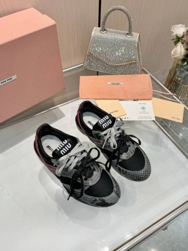 miumiu 先出女款.Size：女35-40 缪缪Miumiu 2025Vs春夏新款休闲鞋系列 专柜主打最新款 休闲鞋硬货上新 代购级别！高级感十足！国内外博