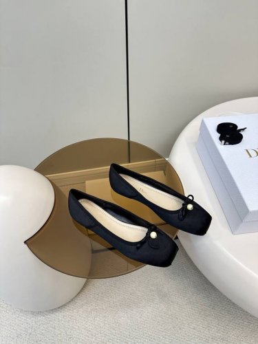 顶级原单 配飞机盒 dior 迪奥 新品芭蕾舞鞋Cd珍珠扣平底鞋 新品珍珠菱格纹芭蕾舞 芭蕾鞋经典的蝴蝶结上加了Cd细节的珍珠设计精致 必备款舒适感真的极极好