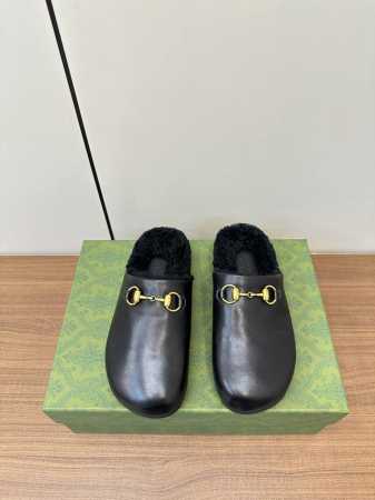 Gucci 24ss 秋冬新款 平底羊毛拖鞋 超舒适的 双带毛拖 简约随性 时髦有范，慵懒又不乏高级感，最舒适的拖鞋没有之一 随意上脚都好看有型，绝绝子 鞋面 - 点击图像关闭