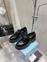 出厂价p prada普拉达 24Ss 秋冬 厚底三角标乐福鞋 时尚厚底休闲乐福鞋 独到味道，人人都爱也轻松驾驭 每年都会爆.还有就是百搭经典的鞋楦，足以征服你，