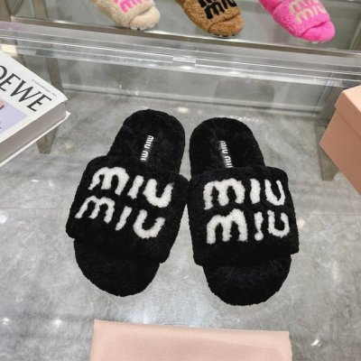 p直销 女鞋 女装 女鞋 女装 miumiu经典秋冬字母毛毛拖鞋 这季节美鞋太多这款毛拖 真的是让我无法自拔真太可爱了 毛茸茸的羊毛是选用欧洲进口A级羊毛 我们