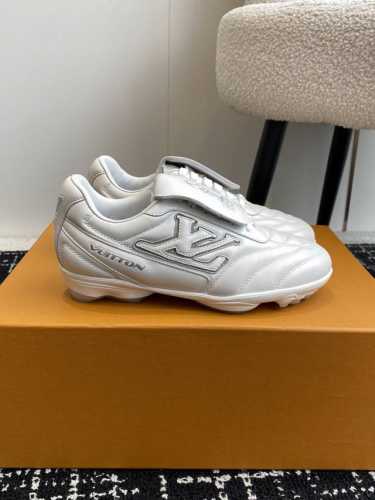 代购级 25ss 春夏季新款 情侣同款球鞋 穿上就是时髦精这款 Footprint Soccer 运动鞋于2025春夏系列时装展中亮相，是Pharrell Wi