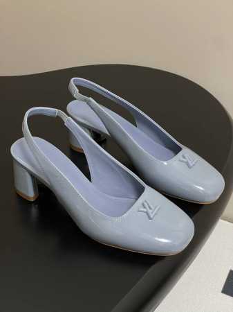 25Ss早春新款Louis Vuitton Lv Swing 高跟鞋最火最新金属跟玛丽珍后空粗跟凉鞋字母标高跟单鞋 选用柔软 皮革塑造易于穿脱的设计，以利落线条 - 点击图像关闭