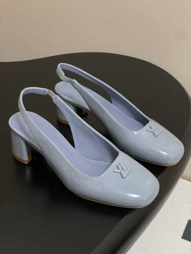 25Ss早春新款Louis Vuitton Lv Swing 高跟鞋最火最新金属跟玛丽珍后空粗跟凉鞋字母标高跟单鞋 选用柔软 皮革塑造易于穿脱的设计，以利落线条