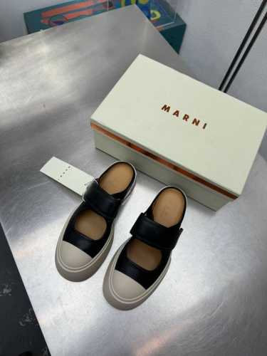 拖鞋 玛丽珍 厚底舒适 玛尼 Marni 玛丽珍拖鞋 系列厚底 玛尼 家族元素设计 烫印 Logo凉鞋 黑色小牛皮 烫金 工艺 钢印压模而成立体感十足 对标对版