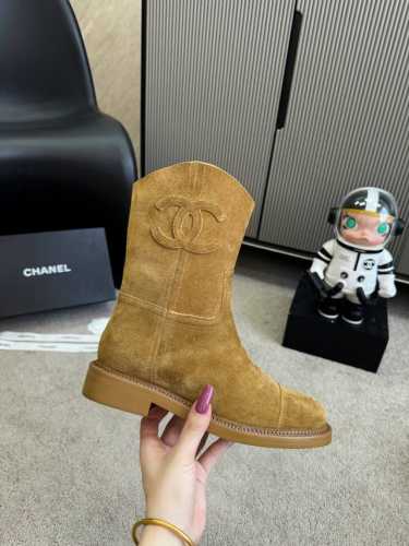 官网同步 Chanel 』 香奈儿2024最新骑士靴系列！顶走级秀系列秋冬主季打款，超爆级款的节奏！出行必备单品！随意搭配么怎穿都好看 值得收鞋入柜的一款美鞋实