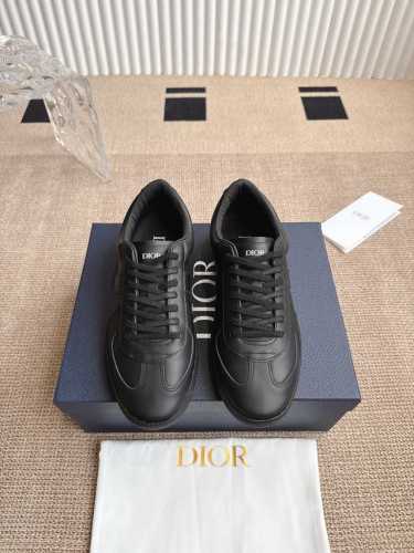 Dior 迪奥B01 Matchpoint 运动鞋德训鞋 这款 B01 Matchpoint 运动鞋是二零二五秋季系列新品 标志着 Dior 经典款式的回归 以