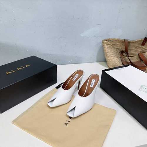 高品质出厂 ！小众潮牌 Alaia 25春夏新品金属五金圆扣鱼嘴高跟凉鞋足尖上的性感之资！ 精致的同时还具有时髦利落 摩登气场 鞋面进口小牛漆皮 头层牛皮 内里