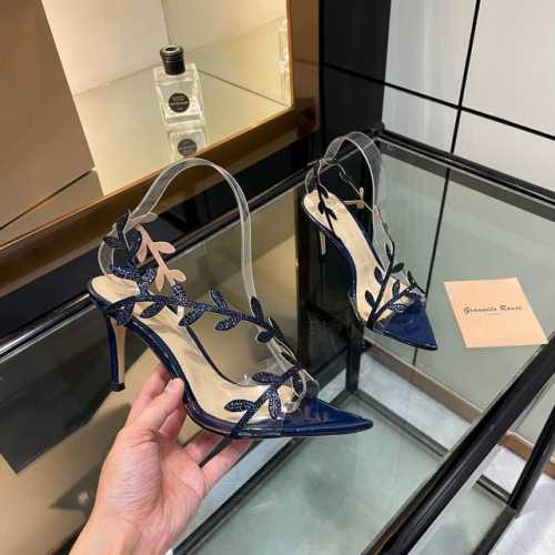 gianvito rossi 2025 新款拖鞋顶级版本，代购品质！施华洛奇水钻尖头高跟拖鞋，宛如从童话中走来的仙履。施华洛奇水钻璀璨耀眼，如同繁星点点镶嵌其上