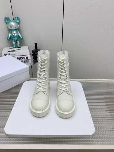 皮里 毛里 24ssDior迪奥秋冬走秀款工装中筒靴 超多明星网红种草 意大利进口原版五金扣经过多重工序 用无可比拟的精湛工艺制作完成原版开模 跟高3.5CM