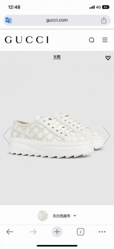 P330 女式 Gucci Tennis 1977 灰白色帆布Gg 刺绣运动鞋 这款厚底运动鞋饰有精致的 Gg 刺绣，突显品牌最具代表性的标志之一。采用浅粉色帆