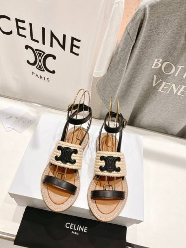 高版本出厂 Celine*塞琳2025春夏新款凯旋门Logo凉拖鞋 高级感十足 网红Ins种草神器、非常复古风、气场十足单品、设计风格非常新颖、高档且非常舒适.