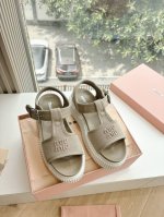 出厂 顶级版本 缪缪25S新品松糕底凉鞋Miu Miu 缪缪大秀上爆出的全球各大代购官网火爆上市.简单很随意不羁又能体现单宁美感，整双鞋子设计简约时尚，上脚非常