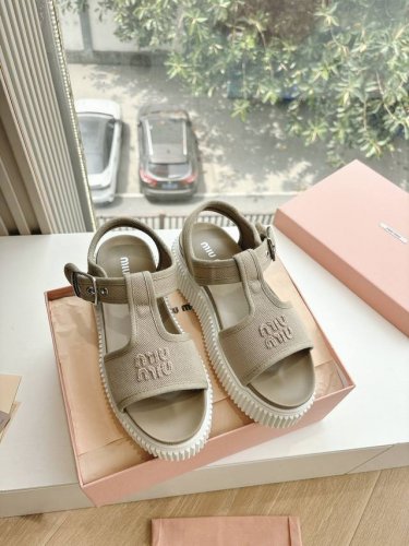出厂 顶级版本 缪缪25S新品松糕底凉鞋Miu Miu 缪缪大秀上爆出的全球各大代购官网火爆上市.简单很随意不羁又能体现单宁美感，整双鞋子设计简约时尚，上脚非常