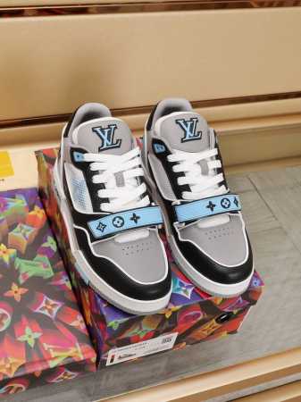 Lv Trainer系列 独家实拍专柜同步上线纯原版本 1:1原鞋鞋开发，上脚非常舒适 做工精细 鞋面由意大利进口小牛皮拼接，侧边饰有品牌logo标志及签名，垫 - 点击图像关闭
