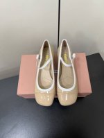 Miu Miu 缪缪 2025早春新品钮扣粗跟玛丽珍专柜主打最新走秀款 蝴蝶结复古玛丽珍粗跟单鞋火爆上新！ 缪家高货 顶级工艺打造精品质感 无敌舒适 绝对是一见