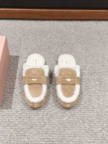 顶级品质 miumiu ss24new arrival～ Miu家2024秋冬新款半拖毛毛鞋 这款半拖毛毛鞋超好看，超轻便，超好穿， 居家户外都适宜！舒适又保暖