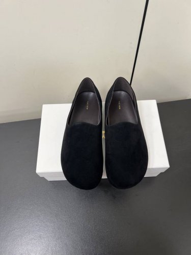 therow 25Ss 春夏新款 乐福鞋 高级感的正确打开方式！简洁又时髦 做工精细 真的一定要入手 真的很绝 越是看似简单的款越考验做工 版型之最！ 鞋面采用
