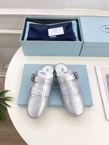 PRADA 普拉达 25 2025春夏新品 专柜走秀款复古流苏半拖鞋乐福鞋系列鞋面：原版高定制牛皮 内里：进口混种羊皮里大底：原版开模防滑大底跟高：平底 鞋码: