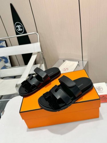 顶级版本二舅拖鞋，全羊皮包水台！ 经典款拖鞋长盛不衰的优美鞋型，行走非常舒适 Hermès 包装升级，版型做工材料升级 Hermes市场最高版本纯手工鞋 顶级产