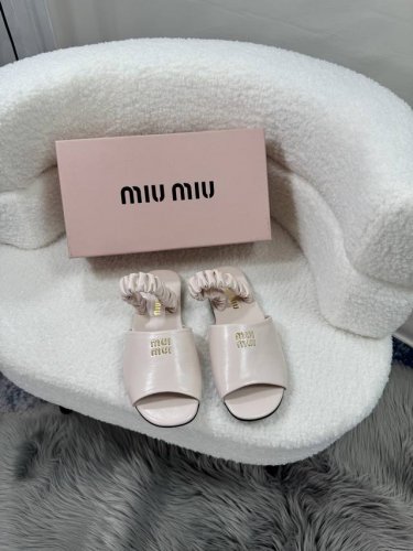 橙子出厂价p Miumiu 缪缪 春夏新款 鱼嘴平底凉鞋 露趾罗马鞋 沙滩凉拖 柔软又好穿 超级仙女 真的好甜 少女心 让所有女生们无法抗拒～ 码数：35-40