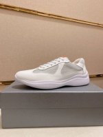 工厂价 元 情侣款普拉达 PRADA 新款男士休闲运动鞋，高端品质 TW定制双层透气网布进口头层小牛镜面漆皮 鞋垫是小牛皮 冲孔设计 透气舒适 原厂真空PU吸塑