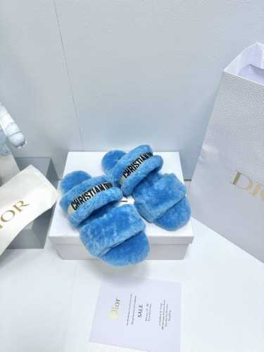 2023Dio*R 迪奥 白色刺绣条纹logo加绒毛里一字平底拖鞋秋冬新款羊毛拖鞋 让我重新爱了它一次！这季节美鞋太多这款毛拖真的是让我无法自拔真太可爱了～ 面