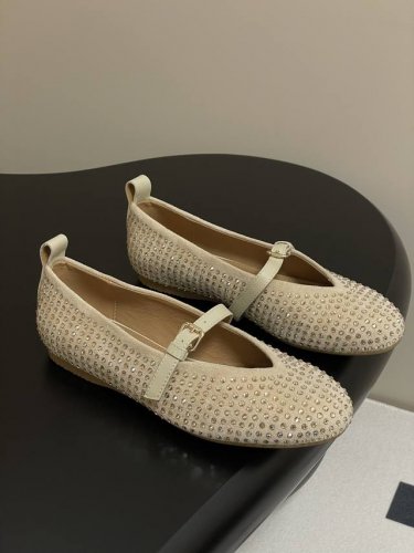 Jw Anderson 25S早春新款满钻玛丽珍芭蕾舞鞋水钻平底单鞋 黑色钻款有点像Alaia的款式，鞋型相比会秀气一点，慵懒随性轻盈柔然脚感舒适，随意搭配都很