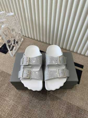 钻版 Balenciaga 巴黎世家 五指博肯拖鞋 顶级版本欧美名媛 明星 网红girl 大爱款 精致鞋面手工缝纫走线 蓬松柔软 亲肤柔软冬季必备款 时尚却不过 - 点击图像关闭