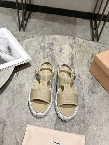 缪缪Miumiu2025春新款鱼嘴露趾厚底饼干凉鞋 最新走秀款 经典升级 舒适度与时髦度并存 每个颜色搭配都好看 设计搭配不同风格需求 鞋面:原版定制布 内里: