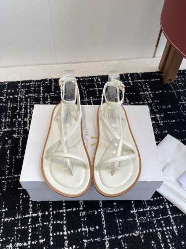 代购级 The Row 25Ss 沙滩 凉鞋第一眼看到这个鞋子给人感觉很简单不起眼 其实上脚很好看，主要也好穿，整个鞋子非常柔软不磨脚 脚感非常好，软绵绵的 面