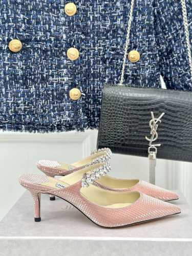 厂价 Jimmy Choo｜吉米周经典一字带钻石链条尖头高跟鞋满满的少女风 既摩登又复古的味道非常的简约大气 不管是半身裙 连衣裙还是牛仔裤 它都能成为点睛之笔