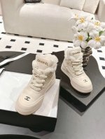 CHANEL 2024 A最新款雪地靴来咯 来咯 Chanel 香奈儿 最新款厚底系带高帮鞋 舒适休闲保暖毛毛鞋 打破常规的雪地靴风格 保暖效果超好且时尚大气