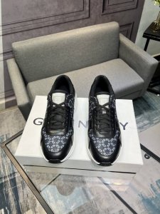 g I V E N C H Y 纪梵希新款 专柜同步 人手一双 不容错过 专柜买版 完全1:1 开模定制顶级版本 原版展示提供对比 让大货做到和原版0区别 实物