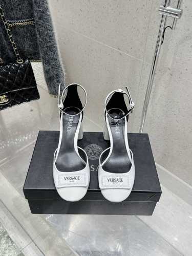 高品质出厂 versace 范思哲 早春款 跟粗跟中空 凉鞋海外热销冠军 yb一致 原鞋开发楦型 各大时尚博主及明星 网红 已经人手一对 如此出众的美 让人过目
