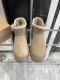 UGG 24ss 秋冬季人手必备单品雪地靴 搭配系数也是百分百 炸好看 比较设计的款，随心所欲 雪地靴显腿细 百搭单品 时尚感十足穿上气场爆涨 瞬间拉长腿型 鞋