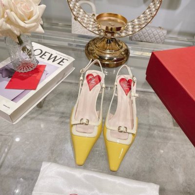 出厂 Roger Vivier 25新款Rv女鞋迷你饰扣后空凉鞋漆皮后袢带高跟鞋 迷你饰扣漆皮后袢带高跟鞋本款高跟鞋以闪亮漆皮制成 糅合众多品牌标志性元素 从品