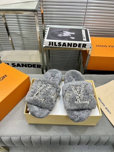 出厂 Lv 新款水钻羊毛拖 高品质闭眼入！采用进口皮毛一体羊羔毛 施华洛世奇水钻扣 原版高密度发泡底 Size:35-41