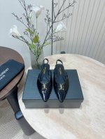凉鞋 - 24Ss新款SAINT LAUREN*CASSANDRA YSL平底后空凉鞋 这款露跟平底鞋，小方头鞋头设计，饰以LE CASSANDRE。 鞋面：羊