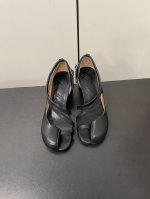 P380Maisonmargiela｜Mm6马吉拉套趾侧空高跟凉鞋 刻着“时髦”两字的猪蹄分趾鞋 这次在原来的基础上又做了升级 分趾开衩位置真的是考究工艺的细节