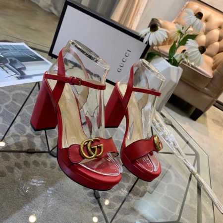 出厂 古驰 Gucci 官网1 ：1精致的古铜色饰扣新款夏季一字凉鞋做工很棒让人放心皮质光泽有韧性。舒适走路超自在 。贴合大众实际需要很好驾驭推荐一款面料：头层 - 点击图像关闭