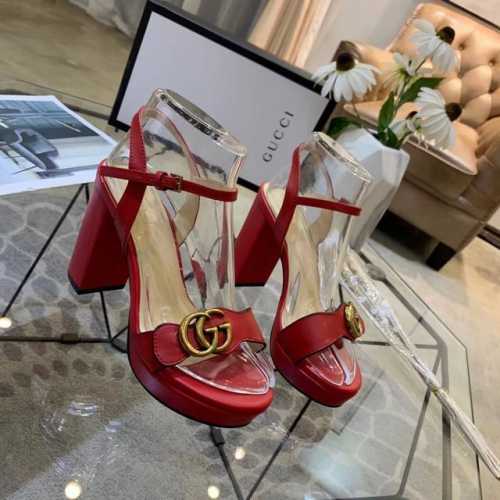 出厂 古驰 Gucci 官网1 ：1精致的古铜色饰扣新款夏季一字凉鞋做工很棒让人放心皮质光泽有韧性。舒适走路超自在 。贴合大众实际需要很好驾驭推荐一款面料：头层