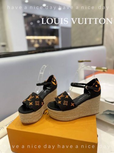 Louis Vuitton 最新走秀款厚底凉鞋 香港原版购入一比一开模 今年的款式比去年增加了老花原素 显得更为大牌 牛仔布面款 内里垫脚全羊皮 水台原版麻绳包
