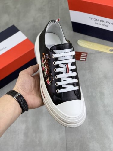 工厂p价p 实价 Thom Browne 汤姆.布朗 Tb官网同款 原单爆款运动鞋 头层牛皮加透气布料1 1原板 羊皮内里鞋身配件开模 品质 亲们你还为穿着搭配