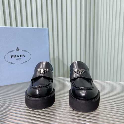 普拉达厚底三角标乐福鞋 加厚的发泡鞋底，增高又轻盈 真的太酷太个性，搭配黑丝白袜打底裤都可以，穿牛仔裤更酷！厚底更加增高，比较平底，没那么正式，更学院风 Siz