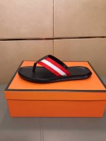 出厂价p Bally 巴利 高端休闲凉拖鞋 ，男士夏天必备款，鞋面品牌织带，时尚 新颖 潮流 原版大底柔软舒适 码数：38-44、2色选择。