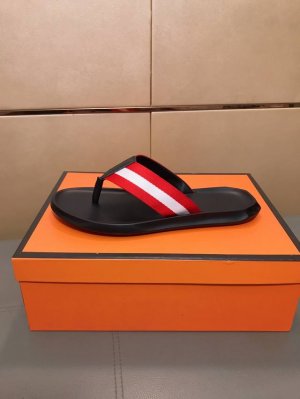 出厂价p Bally 巴利 高端休闲凉拖鞋 ，男士夏天必备款，鞋面品牌织带，时尚 新颖 潮流 原版大底柔软舒适 码数：38-44、2色选择。