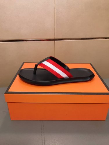 出厂价p Bally 巴利 高端休闲凉拖鞋 ，男士夏天必备款，鞋面品牌织带，时尚 新颖 潮流 原版大底柔软舒适 码数：38-44、2色选择。